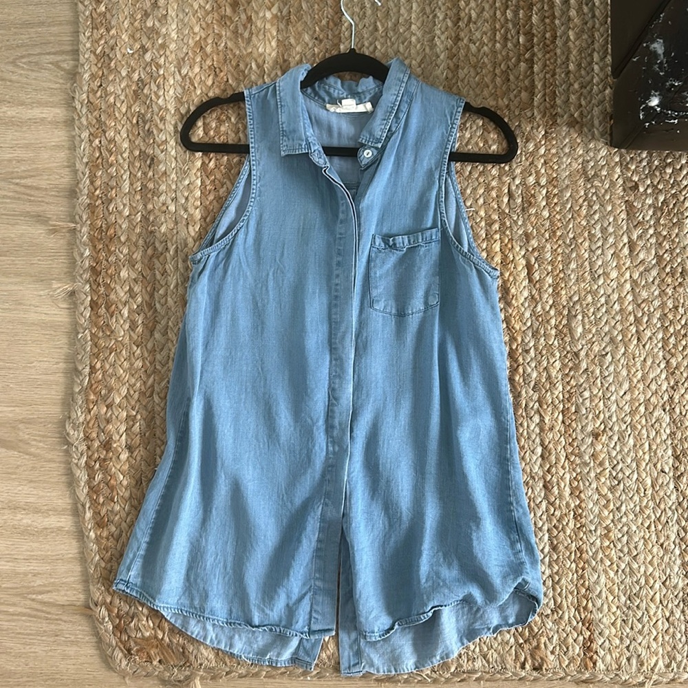Denim sleeveless button-down top with collar